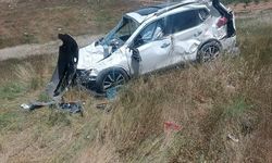 Batman-Hasankeyf Yolunda Otomobil Şarampole Devrildi: 2 Kişi Yaralandı