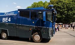 Berlin Polisi Tazyikli Suyla Sıcaklara Karşı Önlem Aldı