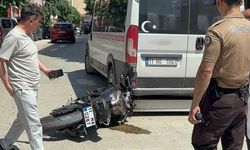 Bilecik'te Otomobille Çarpışan Motosikletli Minibüsün Altından Kılpayı Kurtuldu
