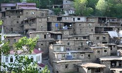 Bitlis Hizan'da 300 Yıllık Taş ve Ahşap Evler Ziyaretçilerin İlgi Odağı