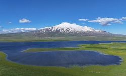 Bitlis'teki Cil Gölü ve Süphan Dağı'nın Doğal Güzelliği Havadan Görüntülendi