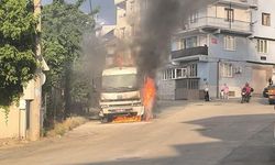 Bursa Yıldırım'da Park Halindeki Kamyon Yangında Küle Döndü