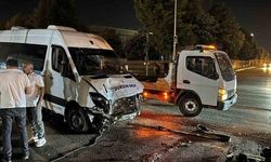 Bursa'da Servis Minibüsü Refüje Çıktı: Sürücü Yaralandı