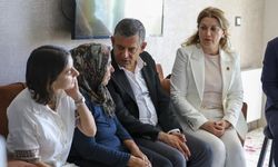 CHP Grup Başkanı Özel, Gülistan Doku'nun Ailesini Diyarbakır'da Ziyaret Etti