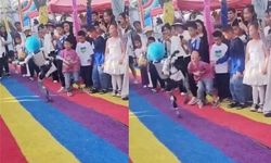 Çin'de Palyaço Peruklu Robotun Çocuğa Tekme Attığı Anlar Sosyal Medyada Gündem Oldu