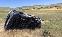 Çorum'da Kamyonet Tarlaya Devrildi: 2 Kişi Yaralandı