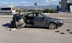 Elazığ'da Otomobil Aydınlatma Direğine Çarptı: 3 Yaralı