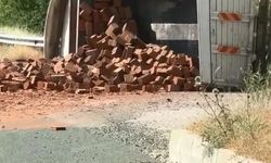 Elazığ'da Tuğla Yüklü Kamyon Devrildi: Sürücü Hafif Yaralandı