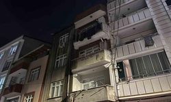 Esenyurt'ta Üç Katlı Binanın Çatısında Yangın Çıktı