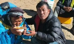 Everest'te 6 Günlük Hayatta Kalma Mücadelesi: Öldü Sanılan Rehber Buz Yiyerek Kurtuldu