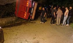 Giresun Eynesil'de Yaş Çay Yüklü Kamyon Devrildi