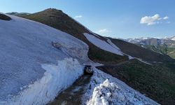 Hakkari'de Yayla Yollarında Yoğun Kar Temizliği Çalışmaları