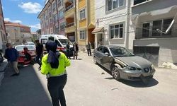 Karaman'da Parktan Çıkan Otomobile Motosiklet Çarptı: Anne ve Kızı Yaralandı