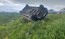 Kars-Ardahan Yolunda Ticari Araç Şarampole Devrildi: 1 Yaralı