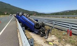 Kastamonu'da Hafif Ticari Araç Bariyerlere Çarparak Ters Döndü: 3 Yaralı