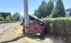 Kocaeli'de Panelvan Yön Tabelasına Çarptı: 1 Ölü, 2 Yaralı