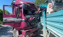 Manisa'da Virajda İki Kamyon Çarpıştı: 1 Ölü, 2 Yaralı