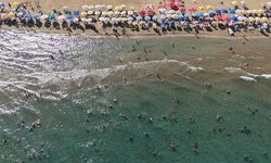 Mersin'de Sıcak Havalar Tatilcileri Kızkalesi Sahiline Çekti