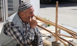 Oltu'da Kaldırımda Satışa Çıkardığı Tarım Aletlerini İş İnsanı Satın Aldı