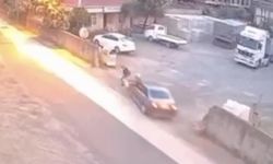 Otomobilin Çarptığı 2 Yaya ve 1 Köpek Kameraya Yansıdı