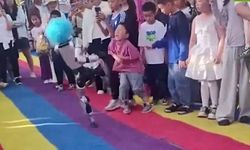 Palyaço Robotun Çocuğa Tekme Attığı Anlar Kamerada