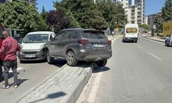 Samsun'da SUV ile Hafif Ticari Araç Çarpıştı: Baba ve Oğlu Yaralandı