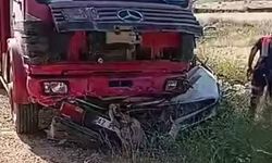 Şanlıurfa Viranşehir'de Kamyon ve Otomobil Çarpıştı: 3 Kişi Yaşamını Yitirdi