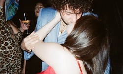 Selena Gomez ve Benny Blanco'nun Romantik Anı Sosyal Medyada Gündem Oldu