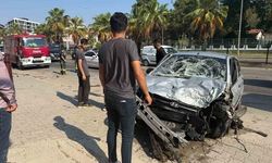 Serik'te Sollama Kazası: Otomobil Refüjdeki Bariyerlere Çarptı, 1 Yaralı