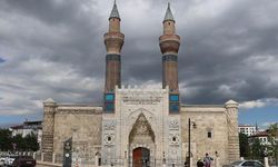 Sivas'ın 752 Yıllık Gök Medrese'si Hafta Sonu Ziyaretçi Akınına Uğradı