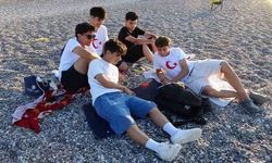 YKS Nedeniyle Dev Ekranlar Kurulmadı, Milli Maç Coşkusu Konyaaltı Sahili'nde Yaşandı