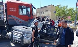 Yüksekova'da Hafif Ticari Araç ile Vinç Çarpıştı: 1 Kişi Yaralandı