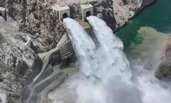 Yusufeli Barajı'nda Kapaklar Açıldı, Gökkuşağı Oluştu