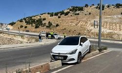 Adıyaman Besni'de Kontrolden Çıkan Otomobil Refüje Çarptı
