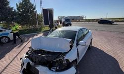 Aksaray'da otomobil kamyona arkadan çarptı: Aynı aileden 5 kişi yaralandı