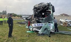 Anadolu Otoyolu'nda Yolcu Otobüsü Bariyere Çarptı: 15 Yaralı