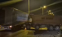 Ankara Sincan'da Hafriyat Kamyonu Tıra Yandan Çarptı: 1 Yaralı