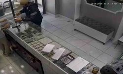 Ankara'da İnternetten Araştırma Yapıp Kuyumcuyu Silahla Soyan Zanlının Görüntüleri Ortaya Çıktı
