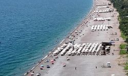 Antalya'da Sıcaklık 38 Dereceyi Buldu, Konyaaltı Sahili Tatilcilerle Doldu