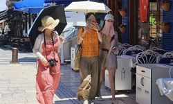 Antalya'da Uzak Doğulu Turistlerin Güneşten Korunma Yöntemleri Dikkat Çekiyor