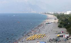 Antalya'da Yüksek Nem ve Sıcaklık Sahilleri Hareketlendirdi