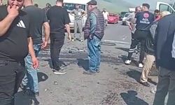 Ardahan-Artvin Yolunda İki Otomobil Çarpıştı: 6 Kişi Yaralandı