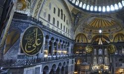Ayasofya'da yüksek sesle İncil okuyan 2 turist gözaltına alındı