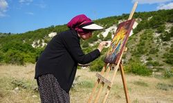 Ayfer Bozkurt: Saçından Fırça Yaparak Resim Yapan 'Şalvarlı Picasso'