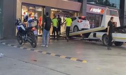 Bağcılar'da Akaryakıt İstasyonundaki Markete Otomobil Girdi: 1 Yaralı
