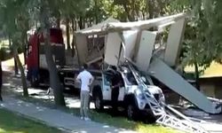 Bahçeşehir'de TIR dorsesinden kayan konteyner cipin üzerine devrildi