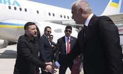 Bakan Ersoy, NATO Zirvesi için Ankara'ya gelen Zelenski'yi Esenboğa'da karşıladı