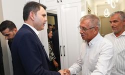 Bakan Kurum, Depremzede Abdullah Çelik ve Torunu Yusuf Berk'i Ziyaret Etti