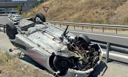 Başakşehir'de Bariyerlere Çarpan Otomobilde 3 Kişi Yaralandı