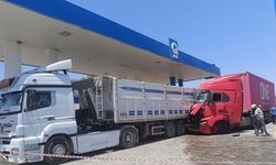 Baygınlık Geçiren Tır Şoförünün Kontrolünü Kaybettiği Araç Akaryakıt İstasyonunda Kaza Yaptı